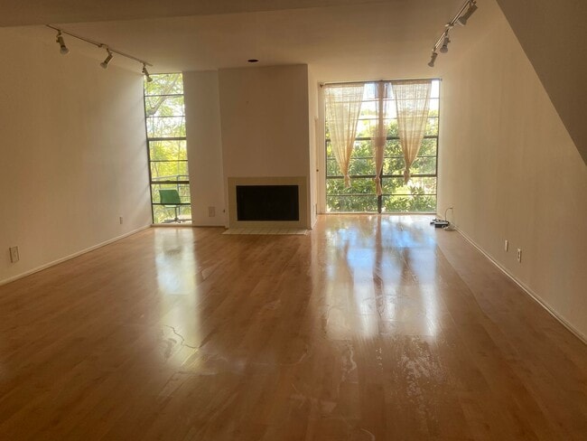 Building Photo - 3884 Fredonia Dr