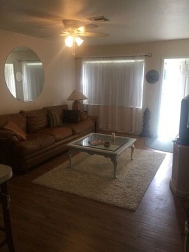 Building Photo - 1/1 furnished annual in downtown PG
