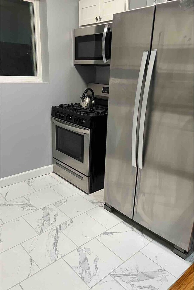 Foto del edificio - 7047 Hampton Ave