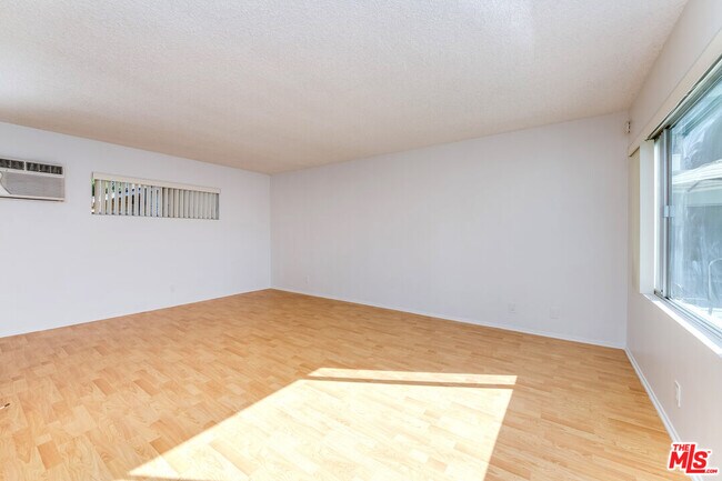 Foto del edificio - 4131 Warner Blvd