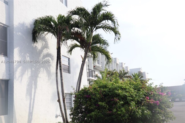 Foto del edificio - 3000 Sunrise Lakes Blvd