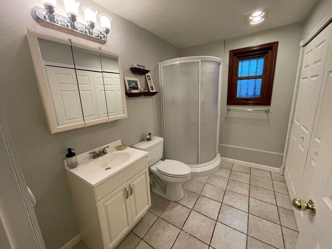 Building Photo - ***PENDING APPLICATION***Spacious 3 Bedroom Home Close to Everything!