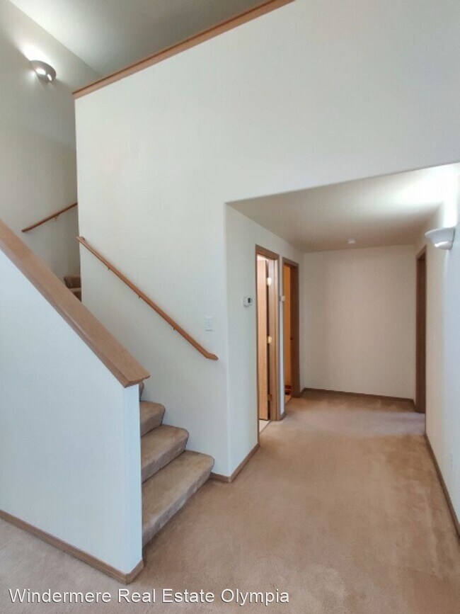 Building Photo - 3 br, 2.5 bath House - 1016 Nepean Dr SE