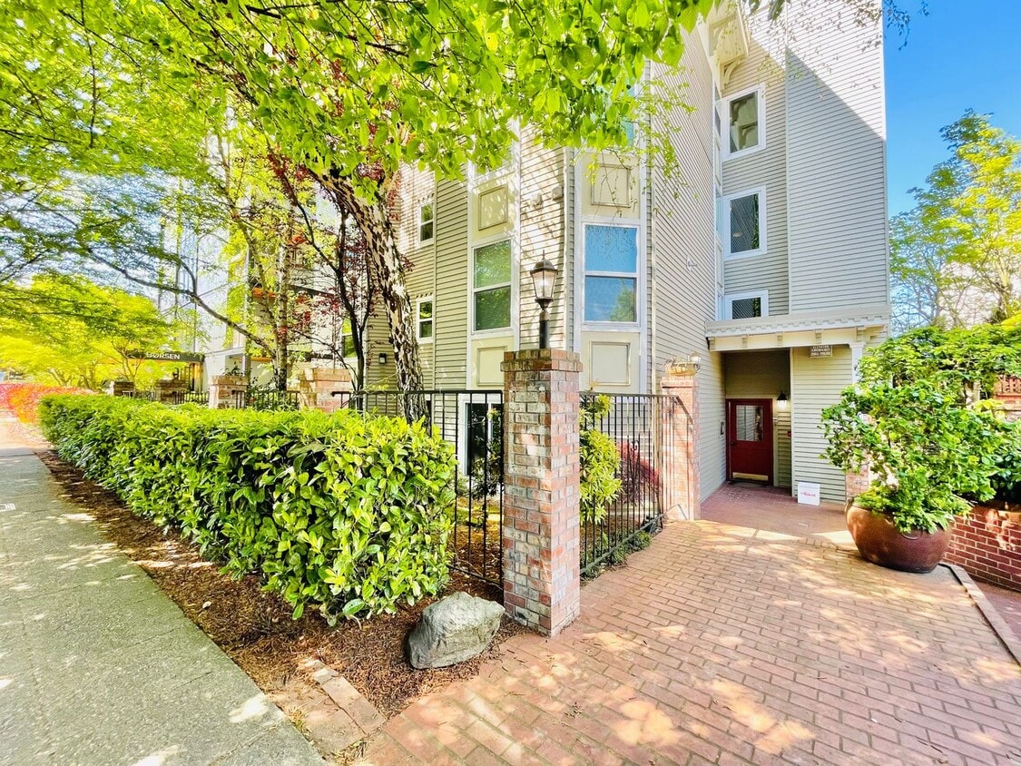 Primary Photo - Spacious 2 Bedroom Condo with Fireplace & ...