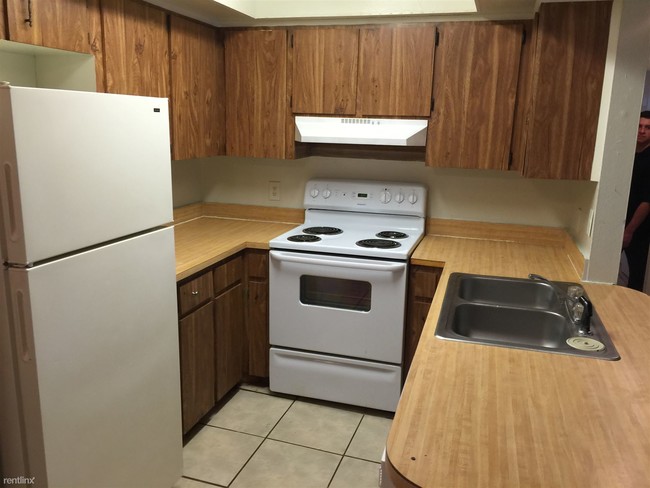 Building Photo - 3076 Saint Paul Dr