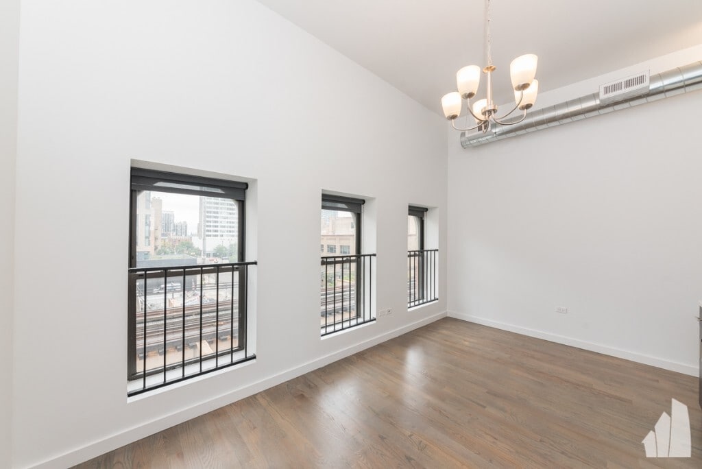 Primary Photo - 629 W Lake St