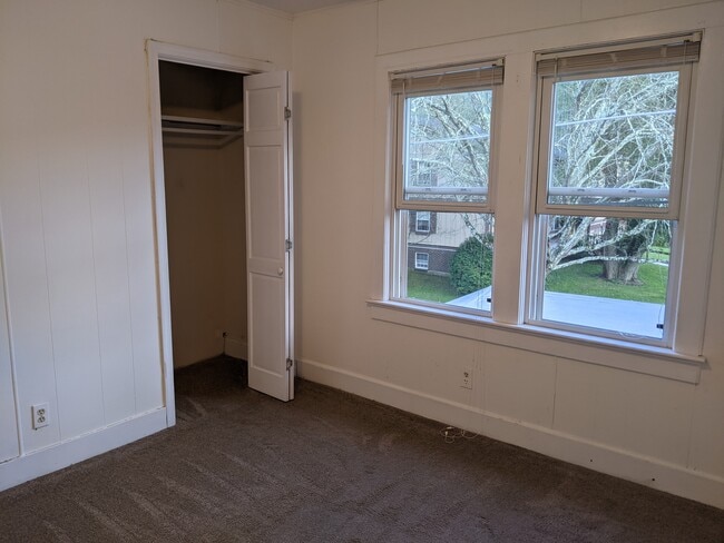 Building Photo - 614 Robeson St