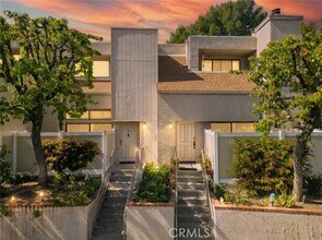 Building Photo - 15235 Magnolia Blvd