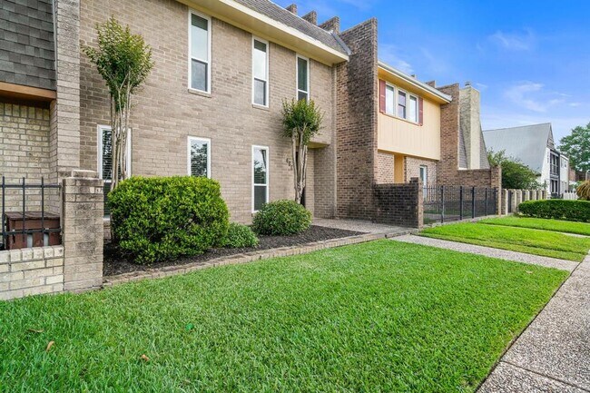 Building Photo - 2466 Country Club Dr