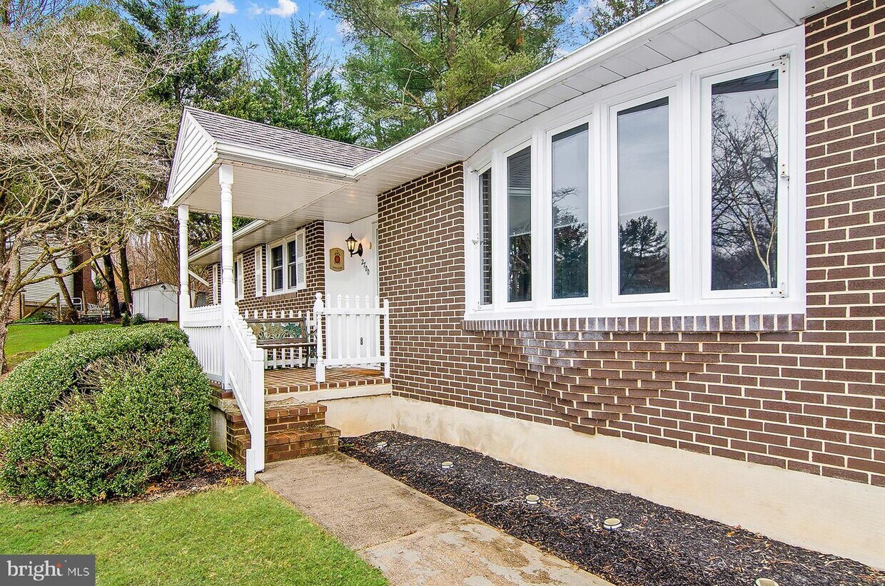 Primary Photo - 2700 Golf Ct