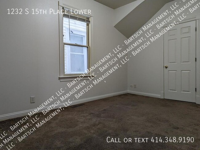 Building Photo - 1232 S 15th Pl