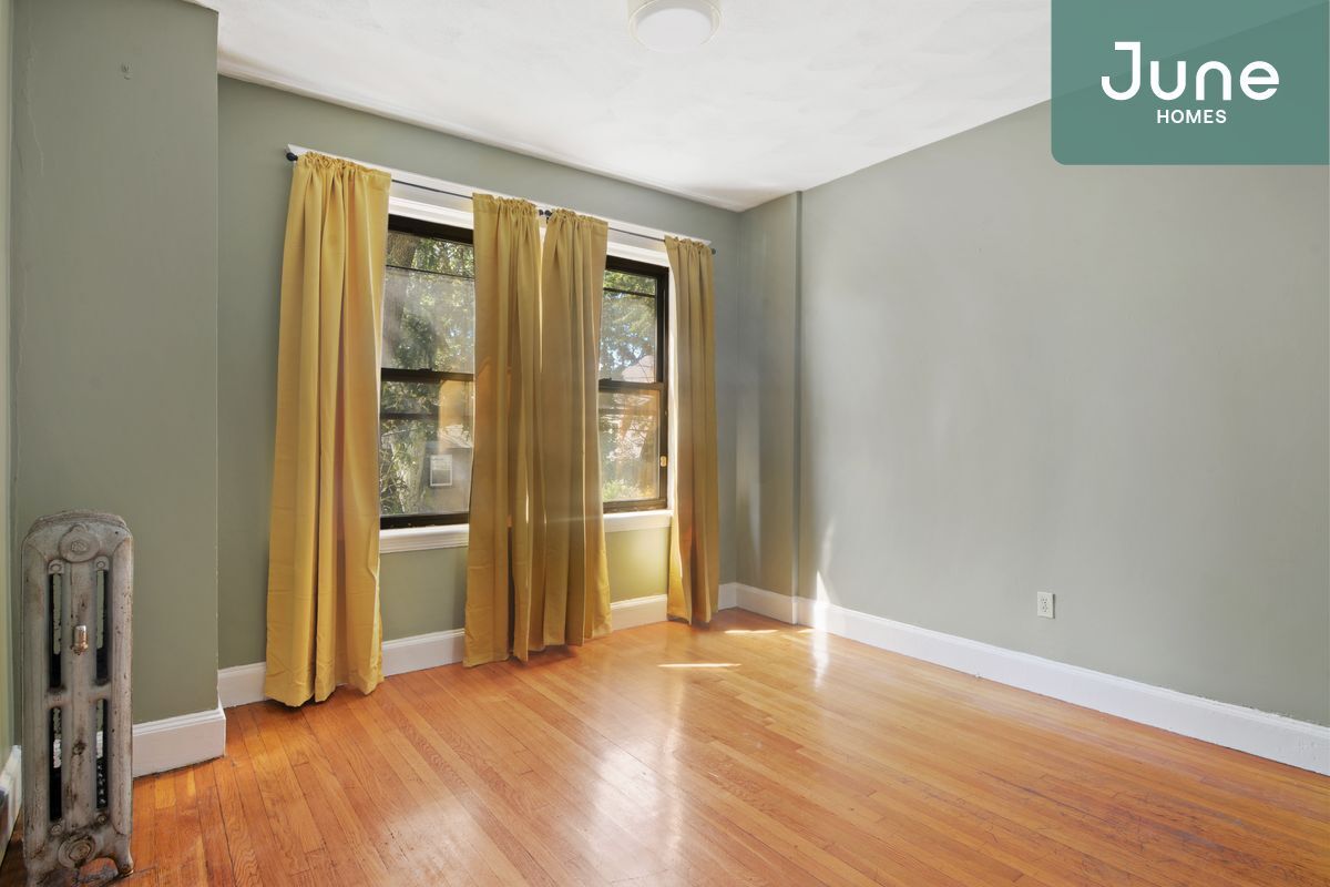 Primary Photo - Queen room in 4-bed/1.0-bath Home