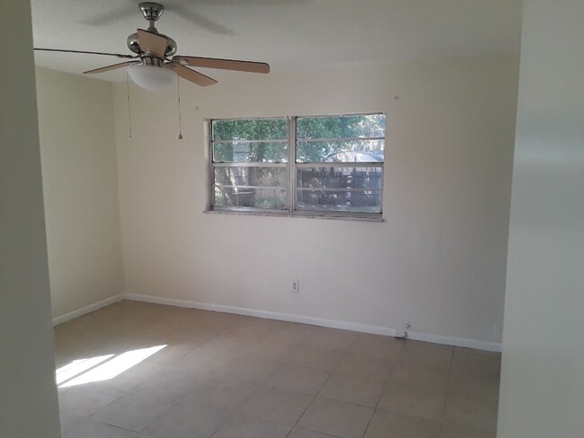Building Photo - 1306 Oakwood Ln