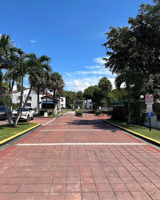 Building Photo - 9437 Fontainebleau Blvd