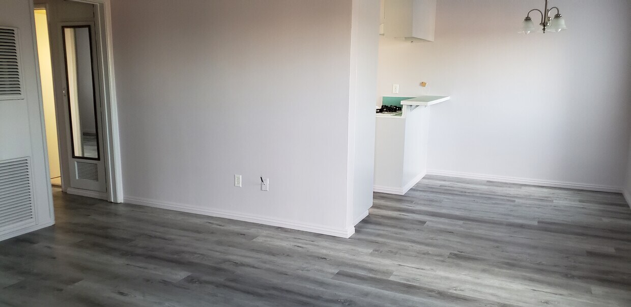 vie de puerta de entrada a la sala de estar y área de comedor - 23301 Arlington Ave