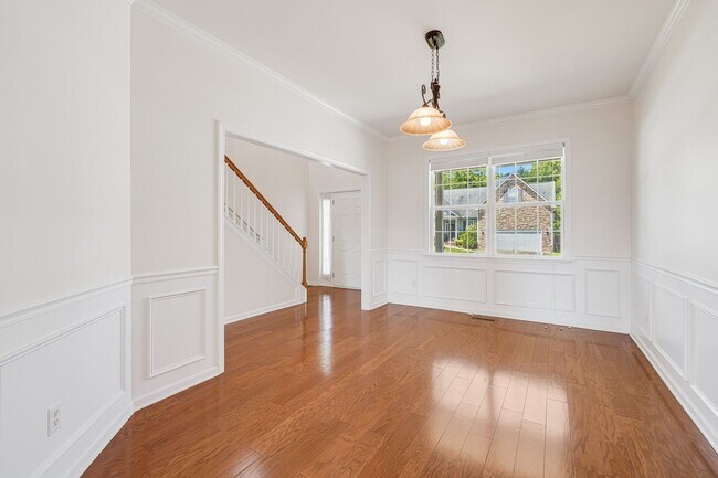 Building Photo - Sprawling Five-Bedroom Home with Two-Car G...
