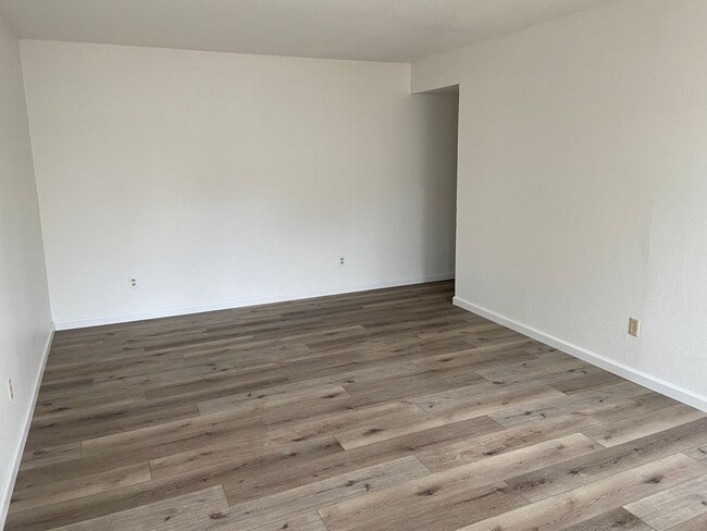 Building Photo - Duplex - Super clean 2 bdrm, 1 bath