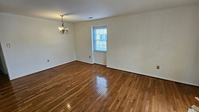 Building Photo - Secound Story Unit - Single Floor 3BR/1.5BA - Eastern Henrico - Great Location