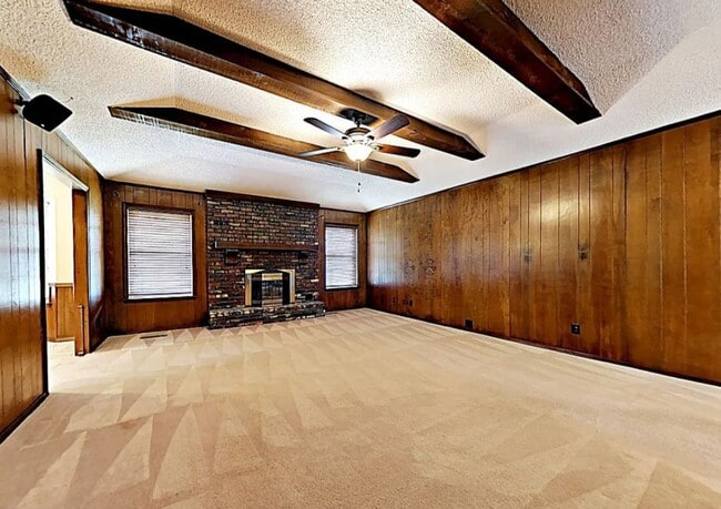 Building Photo - 3 Bed 2 Bath 2 car garage