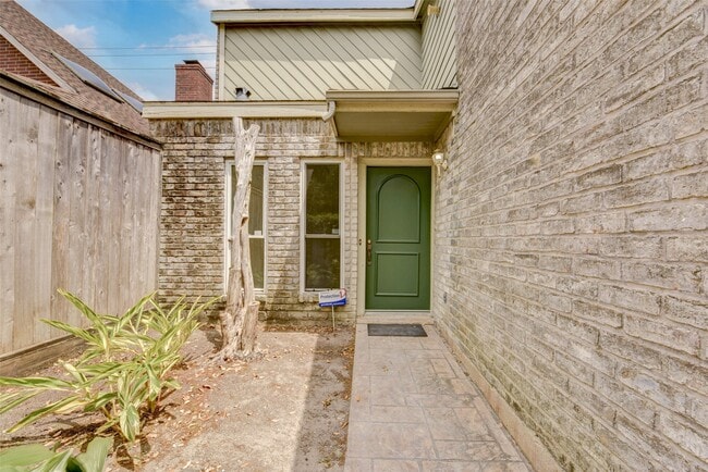 Building Photo - 928 W Main St