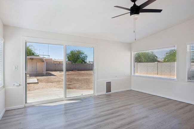 Building Photo - 2423 E Maryland Dr