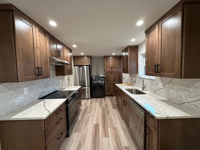 Building Photo - 2 Bedroom Home for Rent in Hood River