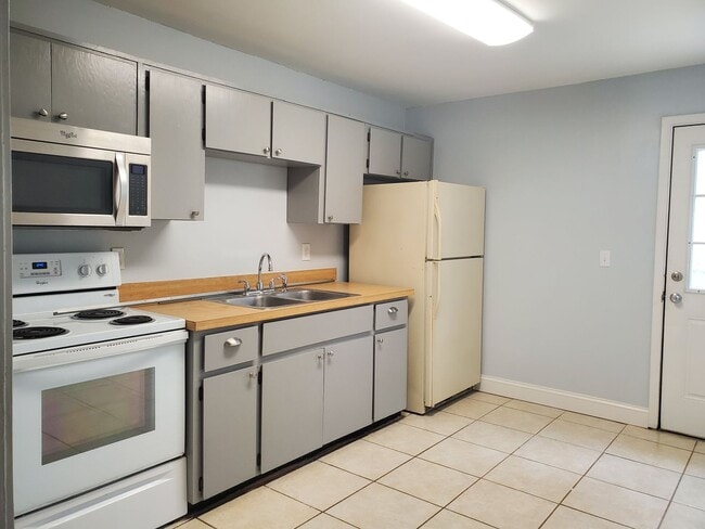 Building Photo - 2/1 Patio Home close to Shopping and Schools