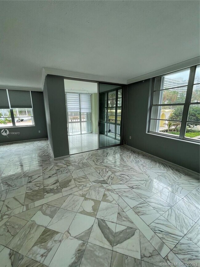 Building Photo - 5640 Collins Ave