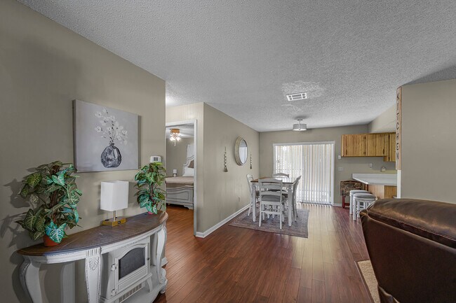 Building Photo - 784 E Fairbairn Dr