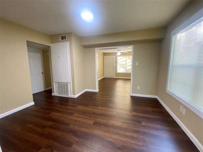 Building Photo - 308 W James Ave