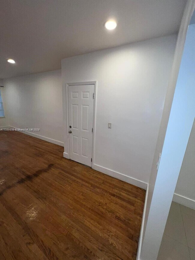 Foto del edificio - 9740 Bay Harbor Terrace