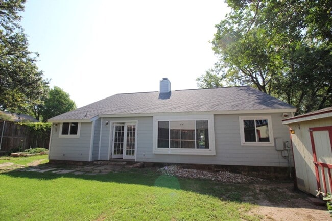 Building Photo - South Austin home close to Southpark Meadows