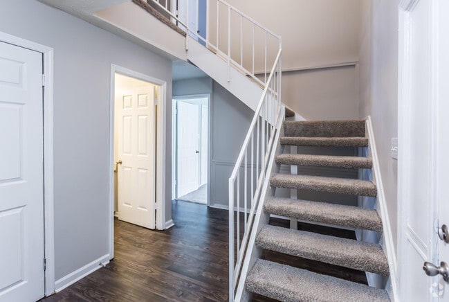 4 BR, 2.5 BA - 1800 SF - Entry - Emerald Square-New