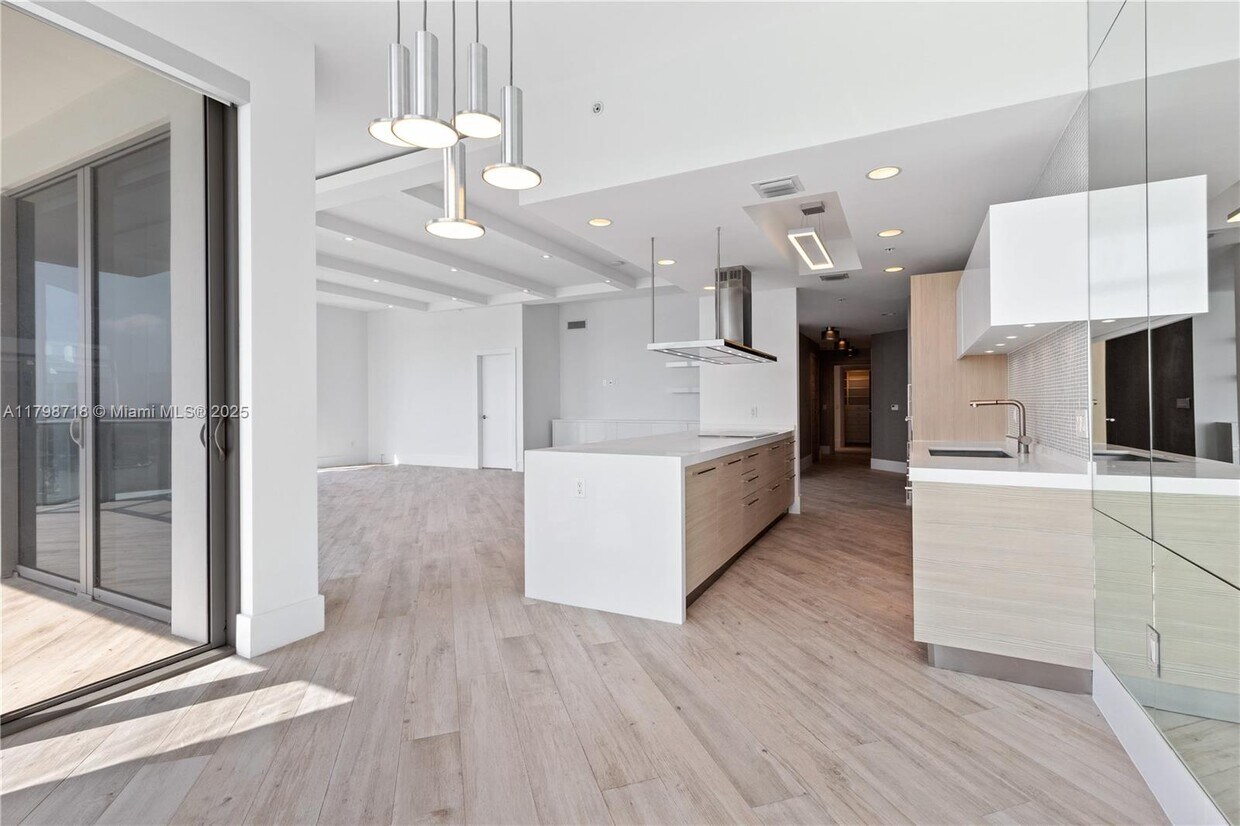 Primary Photo - 17301 Biscayne Blvd