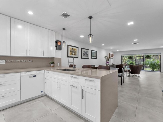 Building Photo - 4006 Estepona Ave