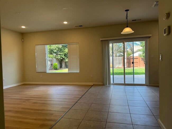 Foto del edificio - 5 bedroom home in W. Roseville. No carpet!