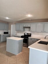 Building Photo - 10910 Thorncliff Dr