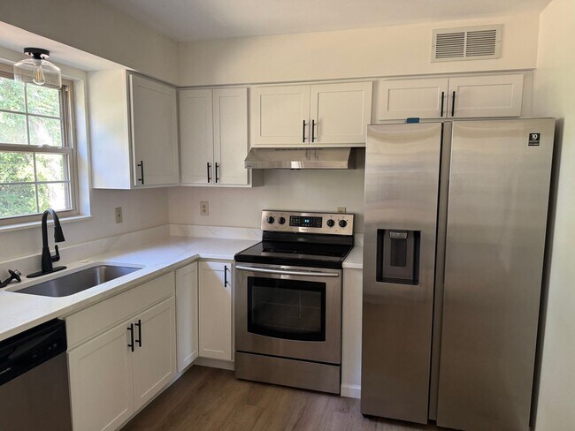 Building Photo - 4 Bedroom, 2.5 Bathroom Single Family Home...