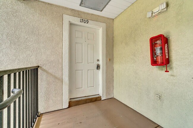 Foto del edificio - 7920 Merrill Rd