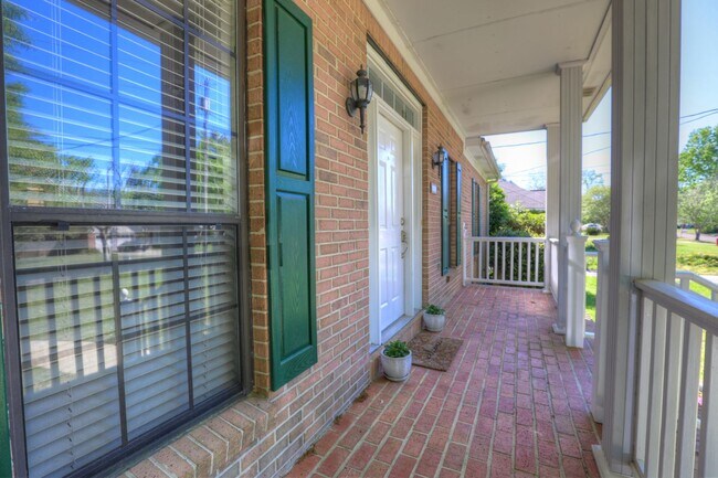 Foto del edificio - Large three bedroom, two bath home for ren...