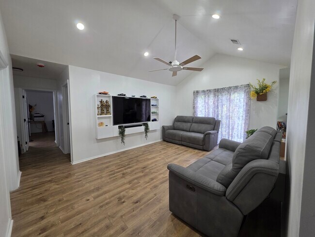 Foto del edificio - 1702 Cypress Ln