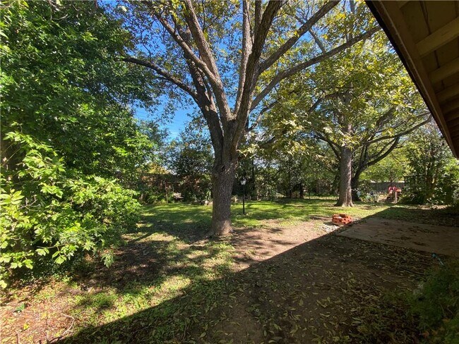 Building Photo - 1108 Colony N Dr