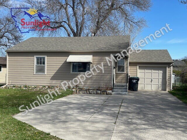 Foto principal - "Charming 2-Bed Home with Gleaming Hardwood Floors in Billings, MT!"