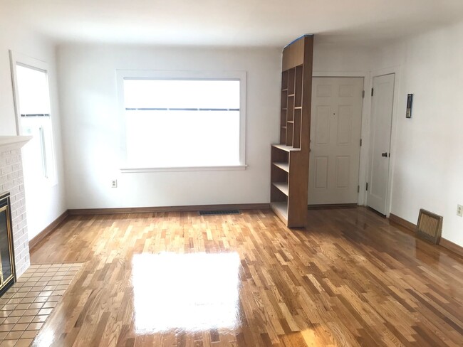 Building Photo - BEAUTIFUL 3 bedroom home with basement! Ce...