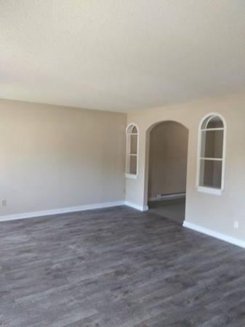 Building Photo - 3 Bedroom Town House