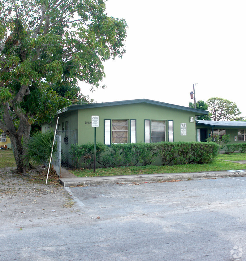 Building Photo - 836 NW 13th Ter