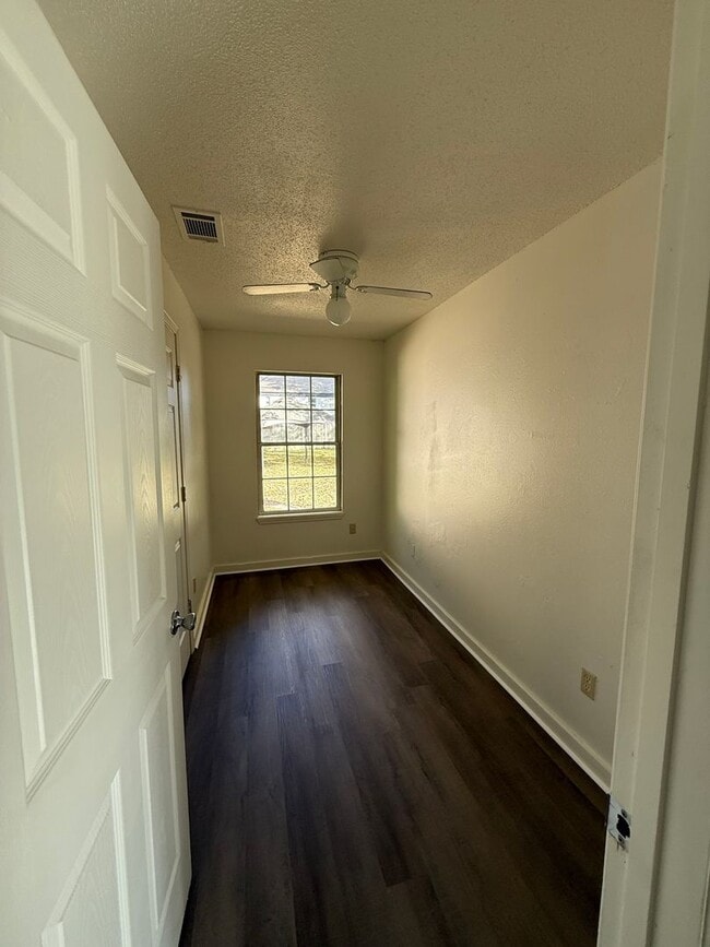 Foto del edificio - 3 Bed 1Bath- Storage Shed- Fenced