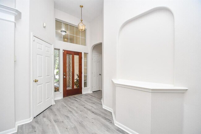 Building Photo - 502 Crestridge Dr