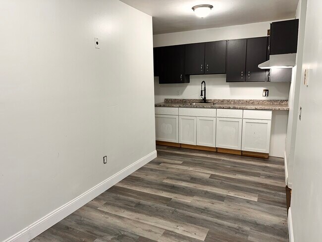 Foto del edificio - 1295 E Main St