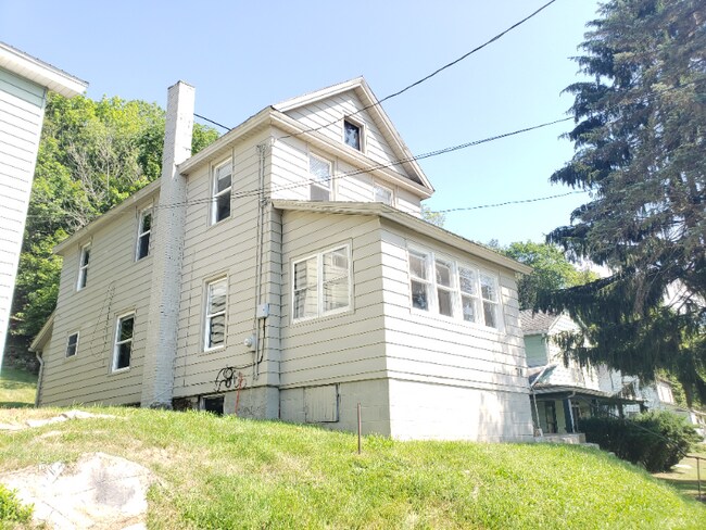 Building Photo - 718 W 5th Ave